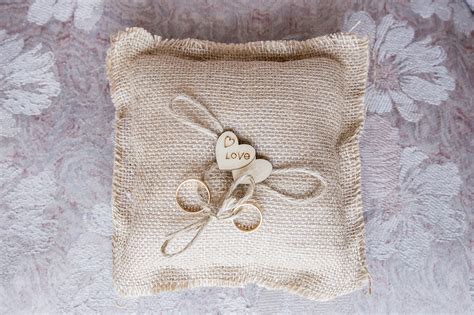 Oltre a realizzare partecipazioni di nozze spiritose ed originali puoi rendere il tuo matrimonio unico ed indimenticabile grazie a gadget matrimonio personalizzati esclusivamente per te con disegni fatti a mano. Idee per il cuscino porta fedi - Doppio Scatto