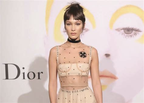 The brand was promoting its rouge halloween collection, which included its iconic. Bella Hadid, pjesë e reklamës "Dior" - Epoka e Re