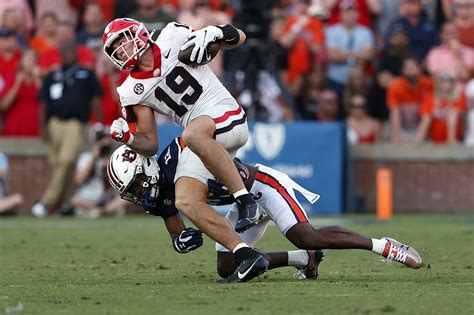 No 1 Georgia Has Tough Time At Auburn But Wins In First Road Game Of