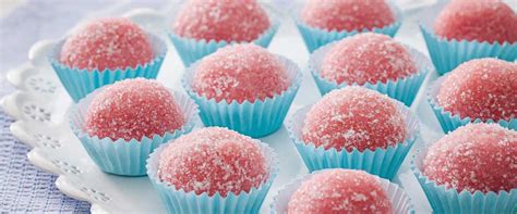 Bata no liquidificador os ovos, o leite moça e o leite por 3 minutos. Docinho de Morango | Receitas Nestlé