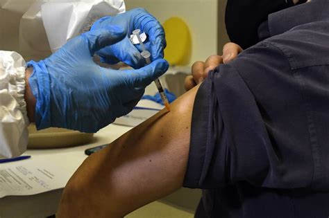 Ha beigazolódik, hogy az oltás hatékonysága nem elégséges, akkor. Engedélyezték a magyar hatóságok az orosz vakcinát és az AstraZeneca oltóanyagát is | Alfahír