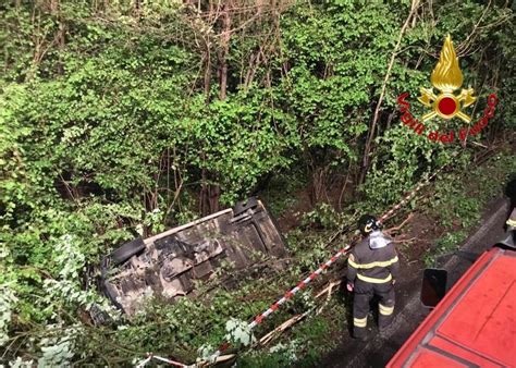 Tradate Mezzo Si Ribalta I Pompieri Estraggono Tre Persone Il Saronno