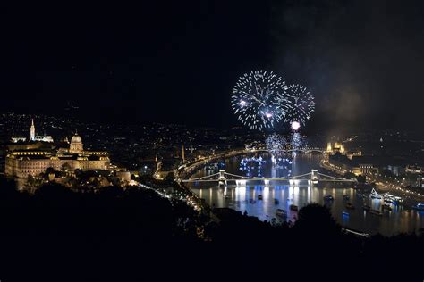 Jun 24, 2021 · gulyás gergely a mai kormányinfón jelentette be, hogy 5,5 millió beoltottnál megszűnik a kötelező maszkhasználat. Lélegzetelállító fotók az ünnepi tűzijátékról Budapesten