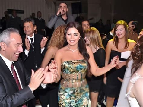 تسبب فستان الفنانة رانيا يوسف والتى ظهرت به أمس خلال إحتفالية قناة المحور فى حالة من الجدل الواسع بين الحضور، حيث ظهرت بفستان شفاف كشف الكثير من جسدها وكان من. رانيا يوسف ترقص مع زوجها بحفل زفاف شقيقها.. وتتلقى قبلة ...