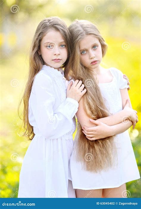 Портрет 2 девушек подруг стоковое фото изображение насчитывающей здоровье 63045402