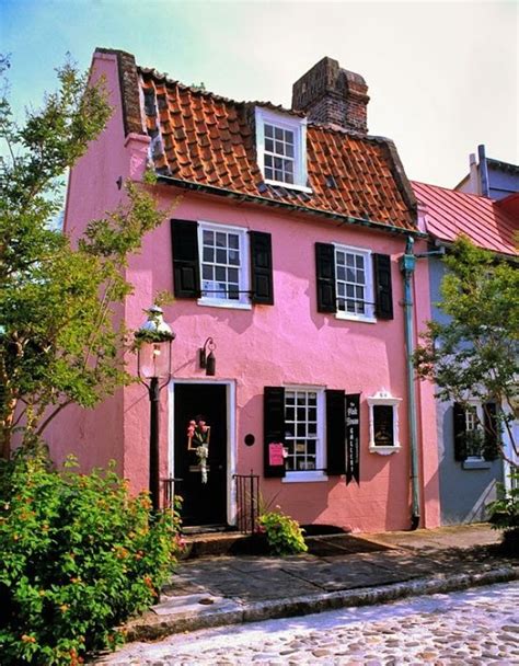 Este jardin nacio en el año 2014, inicialmente ocupaba alrededor de 1 metro cuadrado, era muy muy pequeño, antes de eso lo que se ve hoy en dia estaba vacio. Inspiração: casas com fachada cor de rosa | I Love Pink ...