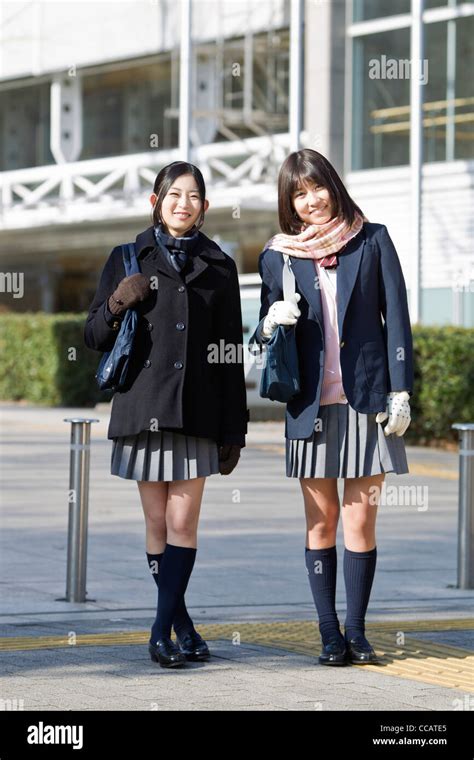 Zwei High School Mädchen Auf Der Straße Stockfotografie Alamy