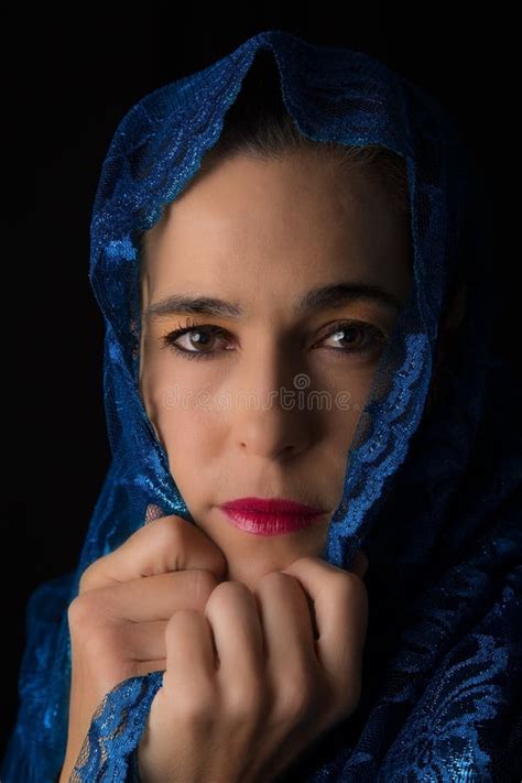 Ritratto Del Medio Oriente Della Donna Che Sembra Triste Con Lartista Blu Del Hijab Fotografia