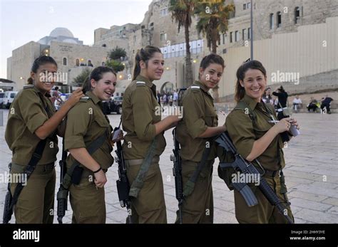 Israeli Women Soldier Hi Res Stock Photography And Images Alamy