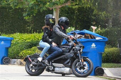 Mit ihrer harley davidson cruisen sie durch den sunshine state florida. Ana De Armas and Ben Affleck - Cruising on his Harley ...