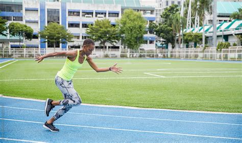 Full Body Side Portrait Of A Sporty Black Woman Running In Park Del Colaborador De Stocksy