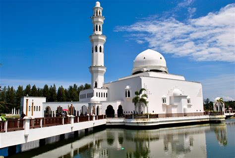 There are many mosques in malaysia due to islam being the official religion. Tourism Terengganu - Kuala Terengganu - Bandaraya Warisan ...