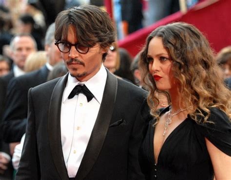 Johnny Depp Saxy Wife Wallpaper