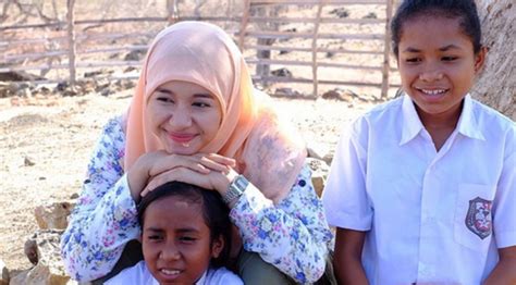 The local people mistake her as sister maria, just because she wears a veil like a sister. Catatan Cumi 2016: Film Indonesia Berlatar Budaya