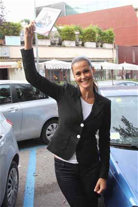 Sul fronte privato oggi samantha de grenet è sposata con luca barbato dal quale ha avuto il figlio brando. Samantha De Grenet, da femme fatale e mamma scrittrice ...