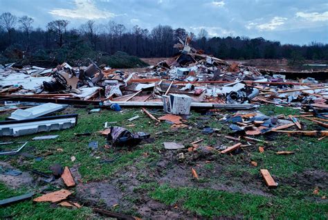 10 Die In Storm As Tornadoes And Squalls Pummel Us The New York Times