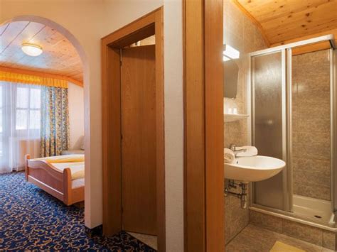 Hotel altachhof+apartments+annemarie*** ski and winter holidays saalbach salzburger land give your body time to relax in the heated outdoor pool with a view of the mountains. Ubytování Studio / Apartmán *** Ferien- und Reitanlage ...