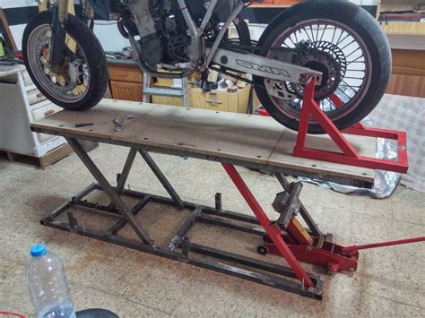 Orion motor tech scissor jack if you have some wood or even a milk crate, you can balance your motorcycle and do drivetrain. Homemade bike lift | Elevador para motos, Cavalete para ...