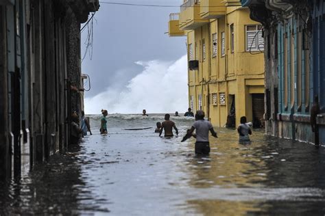 Photos Cubans Wade Through Flooded Streets After Hurricane Irma