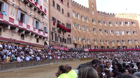 Singing Battle In Piazza Del Campo Youtube
