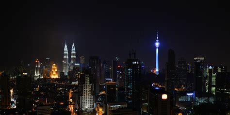 Those in malaysia who have bought tickets to go see ed sheeran, rejoice! Kuala Lumpur Skyline bei Nacht Foto & Bild | architektur ...