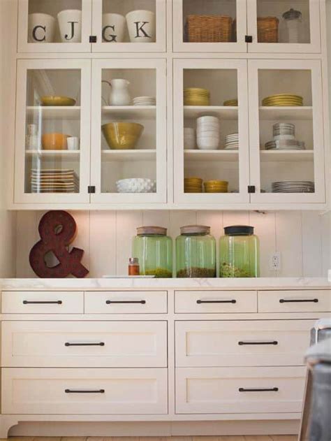 Not only will you be able to display your pretty tableware and decorative objects, but the glass also makes it feel more open and spacious, as seen in this kitchen designed by nicole. 30 Gorgeous Kitchen Cabinets For An Elegant Interior Decor ...