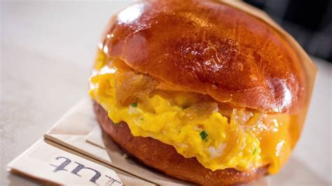 Kaufe 250+ andere marken an einem ort mit rabatten von bis zu 60%. Chef Alvin Cailan | The Fairfax Sandwich at Eggslut ...