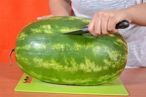 How to cut a watermelon in one minute flat. How to Carve a Watermelon Into a Pirate Ship in 2020 ...
