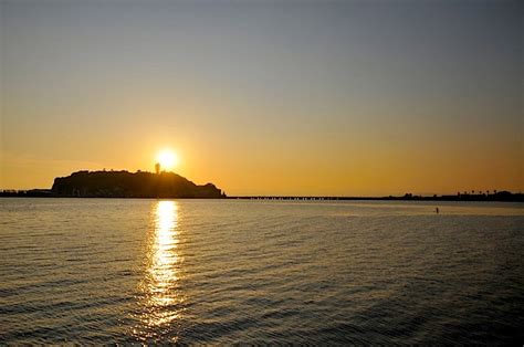 片瀬東浜から金色の夕日に輝く江ノ島とパドルサーフィン | 湘南・鎌倉ぶらぶらネット