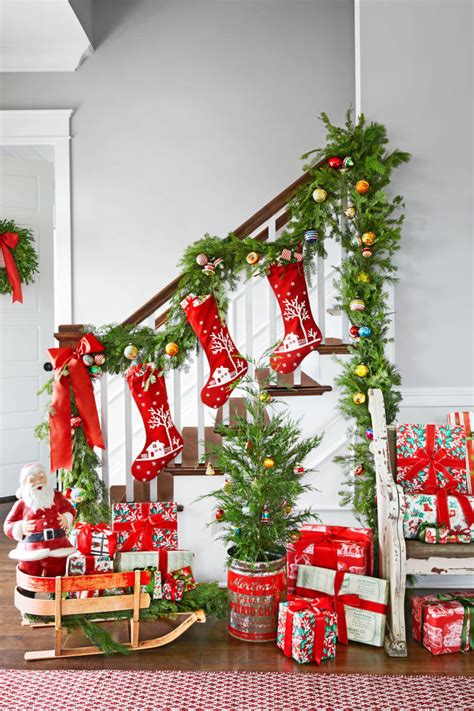 Trimming the tree and hanging up lights are holiday decorating staples, but there are so many more fantastic christmas decoration ideas that you can. Scintillating Christmas Garland Decoration Ideas ...
