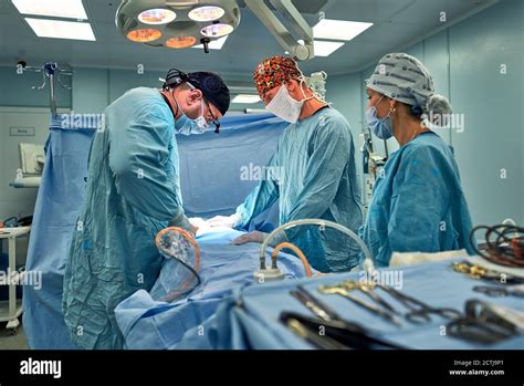 Team Surgeon At Work In Operating Room Stock Photo Alamy