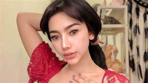 Penampilan Paling Tertutup Messya Iskandar Si Model Seksi Foto 7