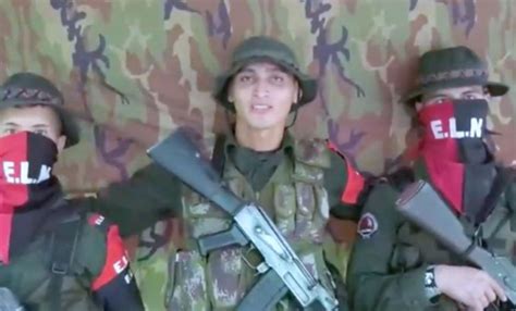 El sargento comandaba el grupo al que pertenecían los siete. VIDEO: Soldado del ejército colombiano desertó con fusil y ...