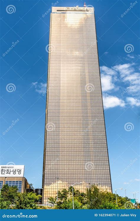 Vertical View Of The 63 Square Skyscraper A Golden Building On Yeouido