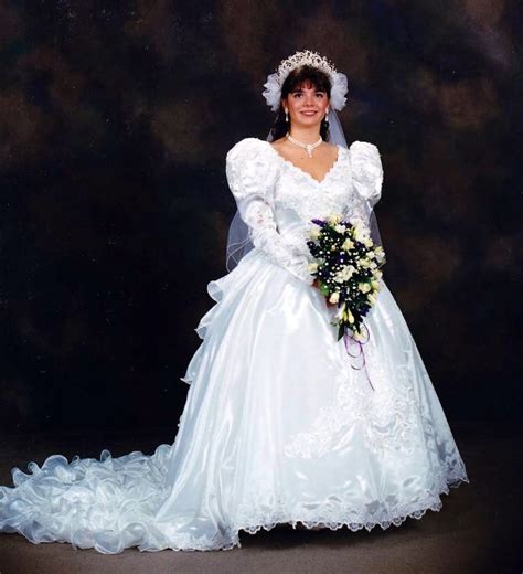 25 Gorgeous Photos That Defined Bridal Styles In The Late 1980s And