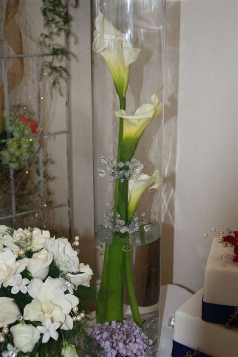 Although, white lilies are most popular ones, these flowers are also. guest table centerpieces | Lily centerpieces, Calla lily ...