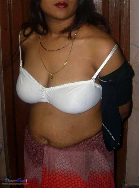 Indian Nude Big Boobs Housewife Aunty Removing Saree Blouse Pics