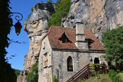 Rocamadour has attracted visitors for its setting in a gorge above a tributary of the river dordogne, and especially for its historical monuments and its sanctuary of the blessed virgin mary. Rocamadour - Quercy Foto & Bild | architektur, europe ...
