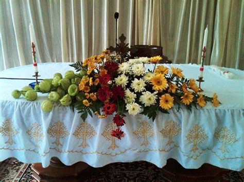 Rangkaian bunga di altar gereja. Alamanda Puspita: Dekorasi Sakramen & Pemberkatan Gereja