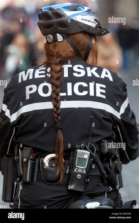 City Polizei Frau Auf Fahrrad Ausr Stung G Rtel Prag Tschechische Republik Europa