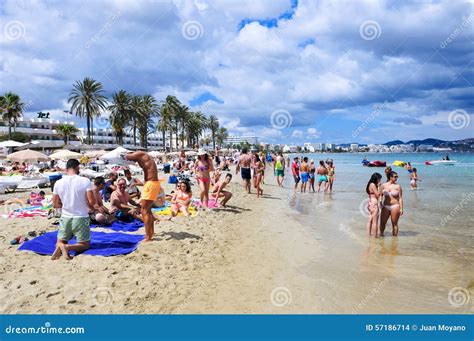 Sunbathers In Platja H Hle Bossa Setzen In Ibiza Stadt Spanien Auf Den