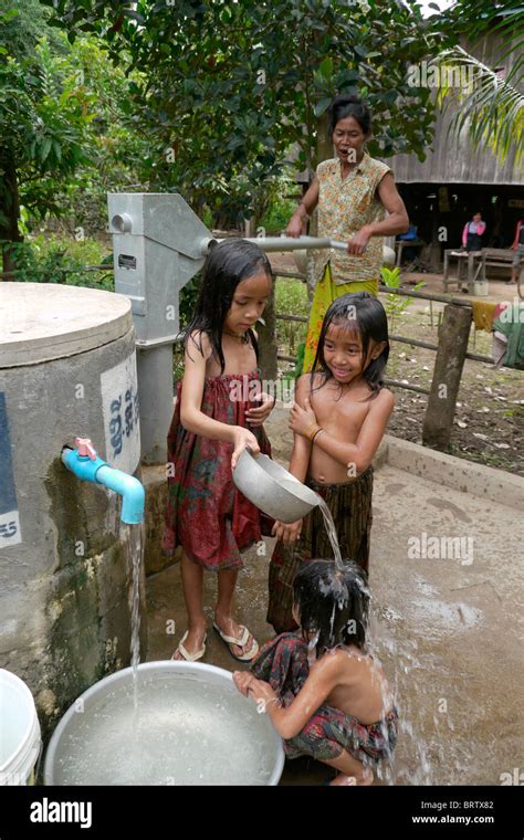Camboya niñas tomando un baño Fotografía de stock Alamy