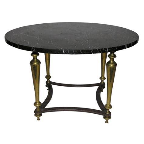 This round coffee table for example, is perfectly at home in modern and contemporary aesthetics. Round Brass Coffee Table with Black Marble Top at 1stdibs