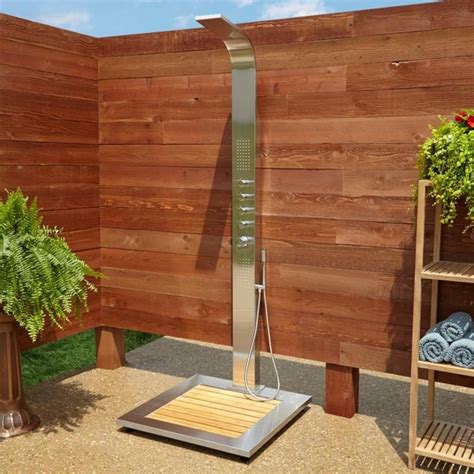 Die Moderne Gartendusche Wird Von Einem Sichtschutz Aus Holz Umgeben