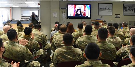 Gov Hochul Speaks With Deploying Soldiers From Fort Drum Newzjunky