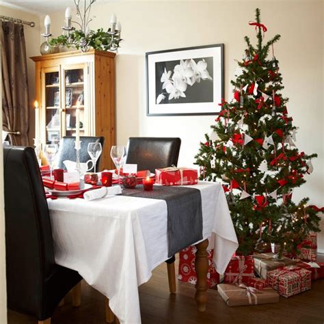 Fold silver, gold or white napkins and place them in crystal glasses for a professional look. Dining Table: Christmas Dining Table Decorations