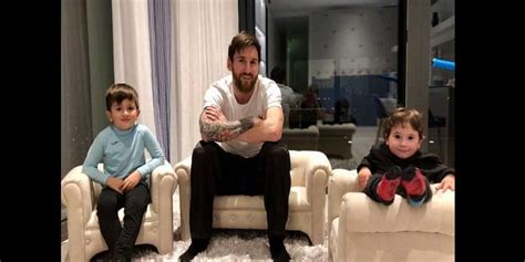 Barcelone Lionel Messi Est Papa Pour La Troisième Fois Photo