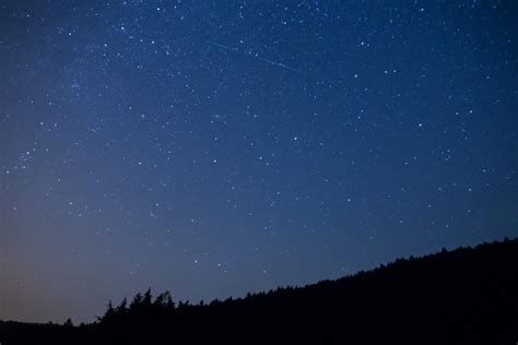 Deszcz meteorów to jedno z najwspanialszych widowisk, jakie przygotował przypadająca w sierpniu noc perseidów jest dorocznym ukoronowaniem amatorskich obserwacji. Bielsko-Biała. Super-Nowa - Wiadomości
