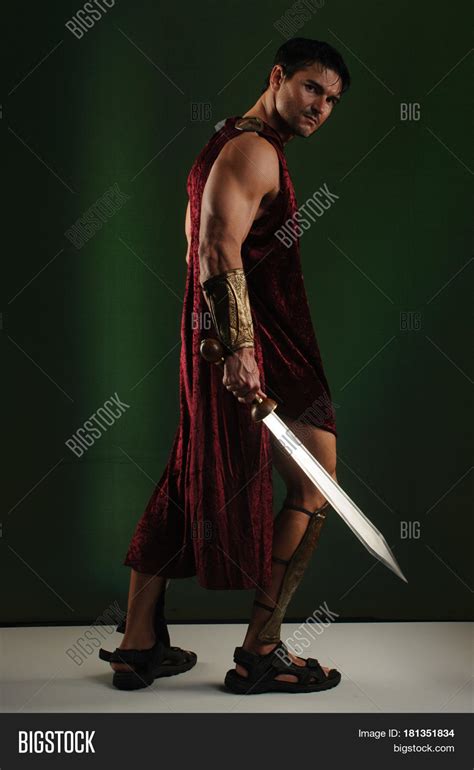 Sesungguhnya allah menyuruhku untuk membacakan kepadamu, lam yakunilladziina kafaruu min. Surat Al Bayyinah Ayat 5 Beserta Artinya - Gbodhi