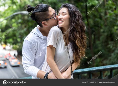 romantische junge asiatische paar küssen stockfotografie lizenzfreie fotos © gustavofrazao
